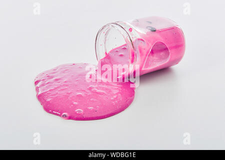 Appelé jouet Slime déversant du pot sur fond blanc Banque D'Images