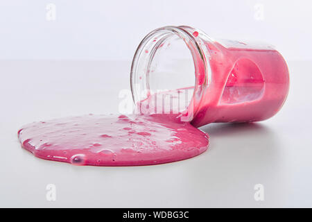 Appelé jouet Slime déversant du pot sur fond blanc Banque D'Images
