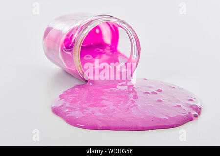 Appelé jouet Slime déversant du pot sur fond blanc Banque D'Images