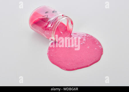 Appelé jouet Slime déversant du pot sur fond blanc Banque D'Images