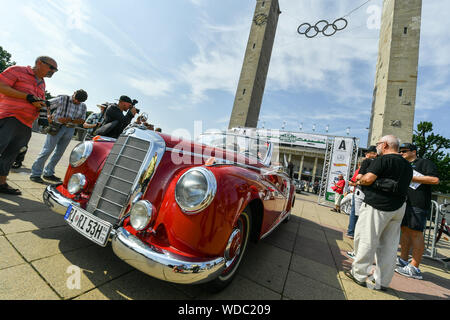 29 août 2019, Berlin : une Mercedes vintage car démarre à la 'Hamburg-Berlin-Klassik' rallye de voitures vintage au Stade Olympique. Le rallye commence à le Stade Olympique de Berlin et mène à travers le Mecklembourg Lake District à Hambourg et à l'Émigration Museum. Photo : Jens Kalaene Zentralbild-/dpa/afp Banque D'Images