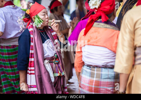 Spirit dance (Fon Phee) l'âme de Lanna dans le nord de la Thaïlande. Les gens croient que l'esprit puisse apporte la fertilité et la paix dans la vie quotidienne. Banque D'Images