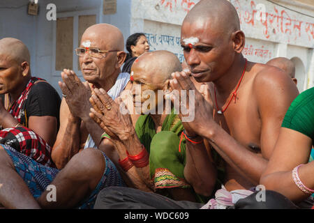 L'Inde, Uttar Pradesh, Varanasi, une famille endeuillée effectuer puja sur les ghats de Varanasi après la crémation d'un parent décédé. Banque D'Images