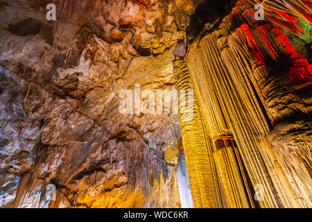 Grotte Furong dans karst Wulong Géologie National Park, Chongqing, Chine. est le lieu du patrimoine mondial naturel Banque D'Images