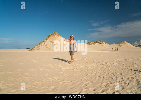 Touristin Wanderdünen Slowinzischer wandert zwischen, Nationalpark, Pommern, Polen, Europa | Woman marche à travers les dunes de sable en mouvement, Banque D'Images