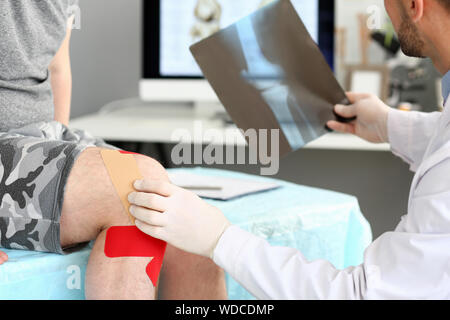 Doctor looking at x-ray photo Banque D'Images