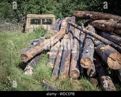 Anciens journaux et une cabine de camion rouillé à Tchernobyl-2 dans la zone d'exclusion de Tchernobyl, l'Ukraine Banque D'Images