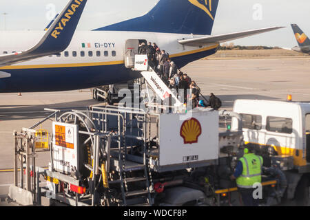 Les passagers à bord d'un avion de Ryanair à l'aéroport de Stansted, Londres, Royaume-Uni. Banque D'Images