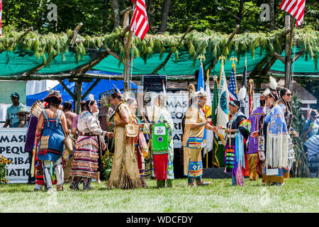 MASHANTUCKET RÉSERVATION, CT, USA-Août 24, 2019 : les danseurs en robe de Natif américain Schemitzun 2019 La 28e Fête annuelle de maïs vert et la danse Banque D'Images