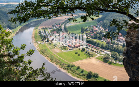 Vue panoramique sur le village Rathen et l'Elbe dans la Suisse saxonne. Banque D'Images