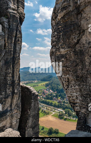 Vue panoramique sur le village Rathen et l'Elbe dans la Suisse saxonne. Banque D'Images