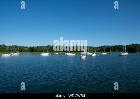 Voiliers amarrés dans une baie abritée Banque D'Images