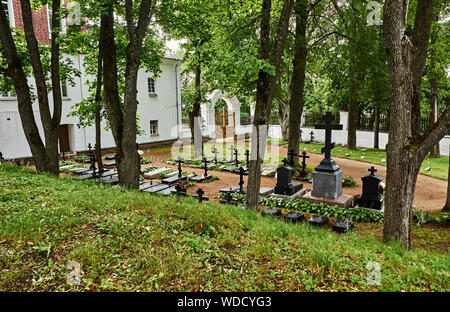 L'ancien cimetière d'un monastère orthodoxe sur l'île de Valaam dans le lac Ladoga.Pierres tombales, croix et monuments historiques sur les tombes de la Russie, la Carélie Banque D'Images