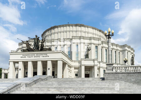 L'Opéra National et du Ballet de Biélorussie, Minsk (Le Opierny ou le théâtre et opéra et théâtre de ballet, Minsk) avec classicisme socialiste l'architecture. Banque D'Images