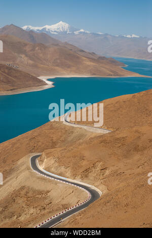 Route sinueuse qui traverse l'Himalaya tibétain. Banque D'Images