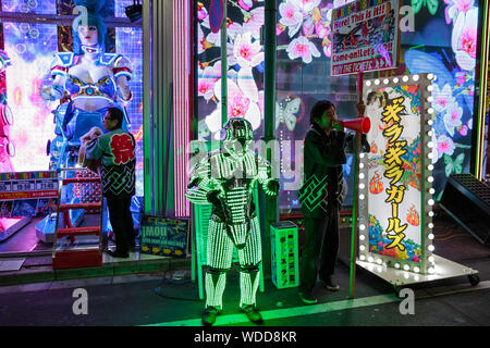 En dehors de Tokyo Restaurant Robot, un thème restaurant/bar doté d''un raucous pop-culture show avec monstres robotiques, danseurs et lasers. Banque D'Images