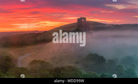 Château de Corfe est un enrichissement permanent au-dessus du village du même nom sur l'île de Purbeck, dans le comté anglais du Dorset, Angleterre. Banque D'Images