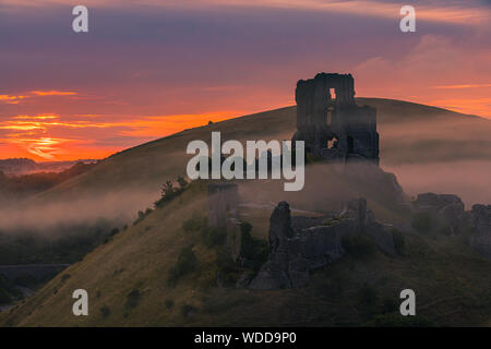 Château de Corfe est un enrichissement permanent au-dessus du village du même nom sur l'île de Purbeck, dans le comté anglais du Dorset, Angleterre. Banque D'Images