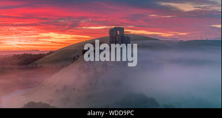 Château de Corfe est un enrichissement permanent au-dessus du village du même nom sur l'île de Purbeck, dans le comté anglais du Dorset, Angleterre. Banque D'Images