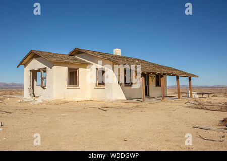 Une maison abandonnée à Apple Valley, Californie Banque D'Images