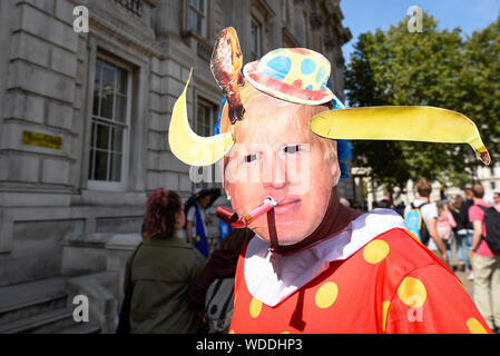 Londres, Royaume-Uni. 29 août 2019. Un militant anti-Brexit habillé comme Boris Johnson comme clown manifestations devant le Bureau du Conseil des ministres le lendemain de Boris Johnson, de Premier ministre britannique, a annoncé l'intention de suspendre le Parlement, dans le cadre du mécanisme de la prorogation, afin d'affiner son Brexit plans. Crédit : Stephen Chung / Alamy Live News Banque D'Images