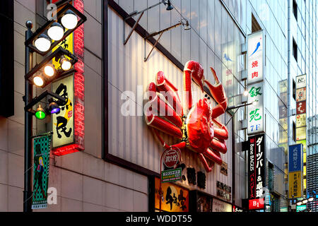 Un énorme crabe rouge sur le mur, signe de Kani Doraku crab chaîne alimentaire situé dans le quartier de Shinjuku, le centre de Tokyo. Banque D'Images