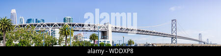 Vue panoramique de la baie, pont enjambant du quartier financier de l'île au trésor dans un cadre ensoleillé et clair, San Francisco, Californie Banque D'Images