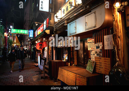 Petite allée avec des restaurants près de Shinjuku, Tokyo. Banque D'Images