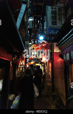 Petite allée avec des restaurants près de Shinjuku, Tokyo. Banque D'Images