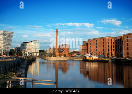 À la mise en conserve au Dock vers Merseyside Maritime Museum, la station de pompage avec l'hôtel Hilton et un parc à l'Ouest dans la distance Banque D'Images