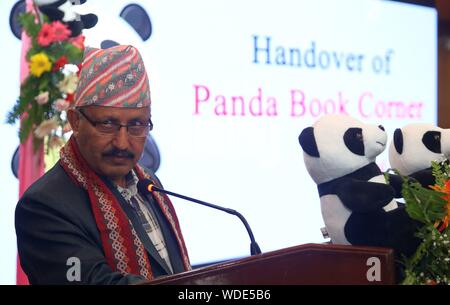 (190829) -- KATMANDOU, le 29 août 2019 (Xinhua) -- Le ministre népalais de l'éducation, la science et la technologie Giriraj Mani Pokharel traite d'une cérémonie de passation de la Panda 'coin de livre' library support project à Katmandou, Népal, 28 août 2019. Projet d'appui à une bibliothèque intitulée "Panda Coin de livre" lancé par l'Ambassade de République populaire de Chine au Népal a été élargi dans cinq écoles du Népal cette année. Le programme lancé en 2018 par le gouvernement chinois en coordination avec le Népal Chine Forum amitié vise à promouvoir la langue chinoise parmi les étudiants de l'école, de partager knowledg Banque D'Images