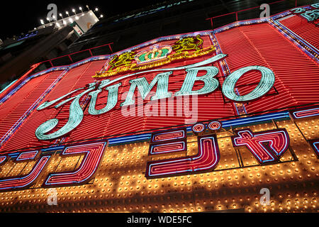 En dehors de Shinjuku. magasin pachinko Jumbo Banque D'Images