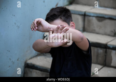 Arrêter d'abuser de la violence. la violence, garçon terrifié , un enfant terrible Banque D'Images