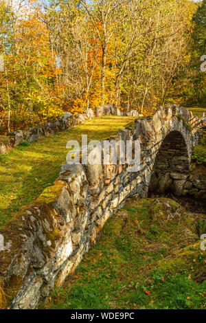Voûte vieux pont sur une rivière Banque D'Images