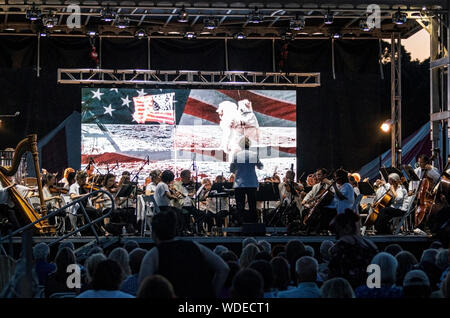 East Islip, NY, USA - 13 juillet 2019 : l'île Long Concert Orchestra effectue gratuitement la nuit, sous les étoiles, au parc d'état d'Heckshire respect e Banque D'Images