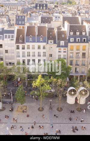 Toits de Paris - vue aérienne des toits de Paris à partir de la Beaubourg sur un après-midi d'été, en France, en Europe. Banque D'Images