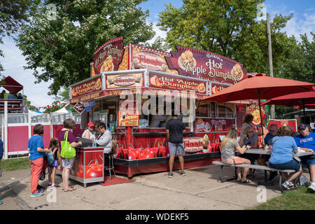 Falcon Heights, MN - 25 août 2019 : Le Ruranas Apple Dumpling chaud et de la crème glacée l'alimentation vendeur au Minnesota State Fair. Banque D'Images