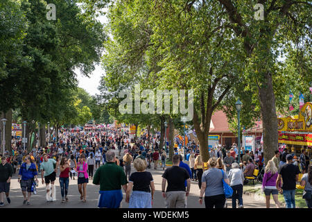 Falcon Heights, MN - 25 août 2019 : une foule de gens à la Minnesota State Fair à pied autour du parc des expositions Banque D'Images