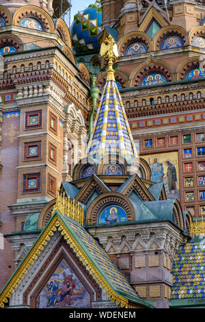 ST. PETERSBURG, RUSSIE - Août 4, 2019 : l'Église du Sauveur sur le Sang Versé est l'un des principaux sites touristiques de Saint-Pétersbourg. Détail de façade Banque D'Images