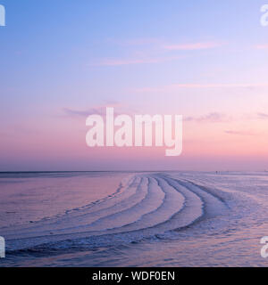 La mer des Wadden ou wadd pendant le coucher du soleil vu de la jetée du ferry ameland Banque D'Images