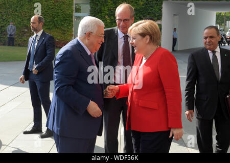 (190829) -- Berlin, le 29 août 2019 (Xinhua) -- Le président palestinien Mahmoud Abbas (L), serre la main avec la Chancelière allemande Angela Merkel à Berlin, Allemagne, le 29 août 2019. (Str/AFP) Banque D'Images