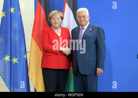 (190829) -- Berlin, le 29 août 2019 (Xinhua) -- Le président palestinien Mahmoud Abbas (R), serre la main avec la Chancelière allemande Angela Merkel à Berlin, Allemagne, le 29 août 2019. (Str/AFP) Banque D'Images