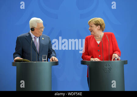 (190829) -- Berlin, le 29 août 2019 (Xinhua) -- Le président palestinien Mahmoud Abbas (G) et la Chancelière allemande, Angela Merkel, assister à une conférence de presse commune à Berlin, Allemagne, le 29 août 2019. (Str/AFP) Banque D'Images