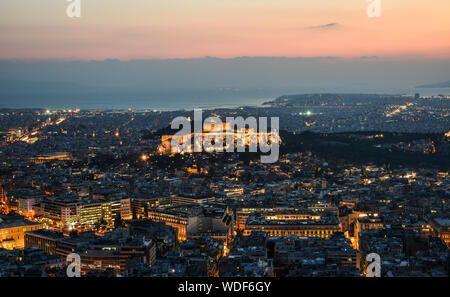 Scène de nuit d'Athènes, Grèce. Athènes skyline at night vue depuis le mont Lykavitos avec la colline de l'Acropole. Banque D'Images