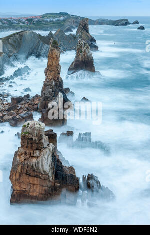 Los Urros dans la Arnia côte près de Liencres village de Cantabria, ESPAGNE Banque D'Images