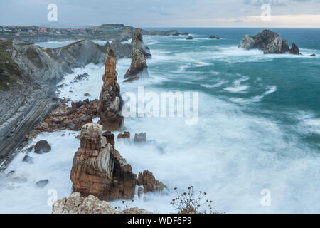 Los Urros dans la Arnia côte près de Liencres village de Cantabria, ESPAGNE Banque D'Images