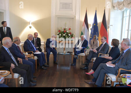 (190829) -- Berlin, le 29 août 2019 (Xinhua) -- Le président palestinien Mahmoud Abbas (L) centre se réunit avec le Président allemand Frank-Walter Steinmeier (centre R) à Berlin, Allemagne, le 29 août 2019. (Str/AFP) Banque D'Images