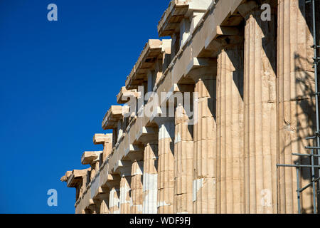 Le temple du Parthénon, en vertu de l'échafaudage, sur l'Acropole à Athènes, Grèce Banque D'Images