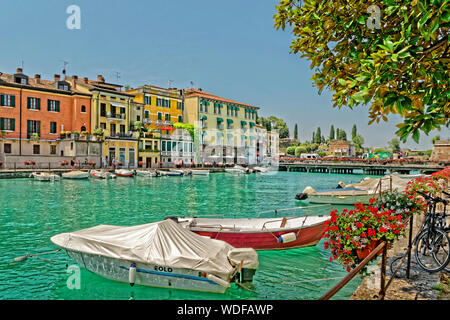 Bord de mer de la rivière Mincio et la sortie du lac de Garde à Peschiera del Garda, Vénétie, Italie. Banque D'Images