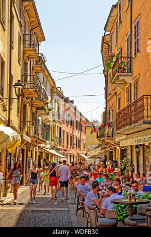 Rue piétonne de la vieille ville de Peschiera del Garda, Vénétie, Italie. Banque D'Images